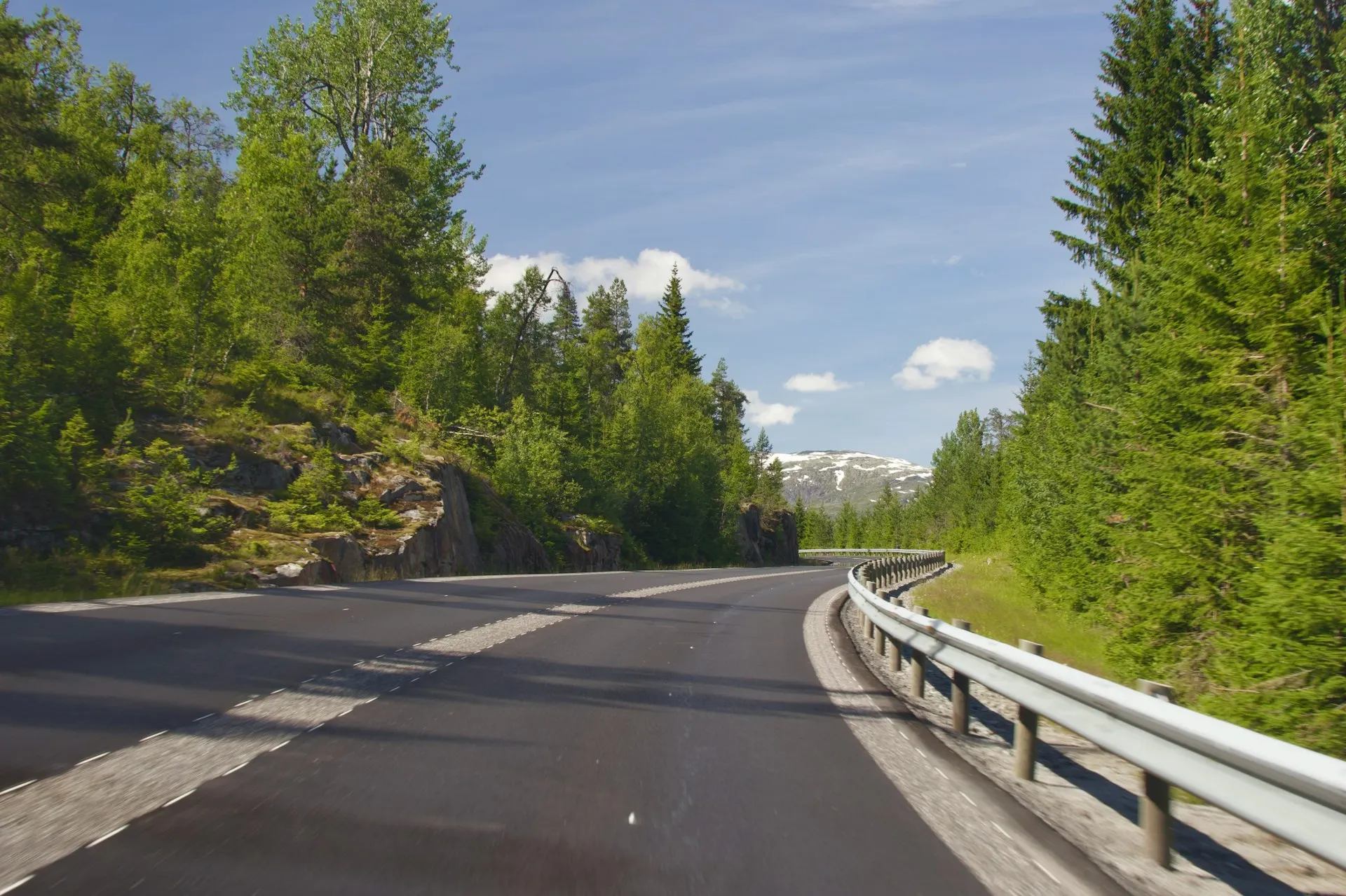 Teenage boy steals bus in Norway and drives 180km to Sweden