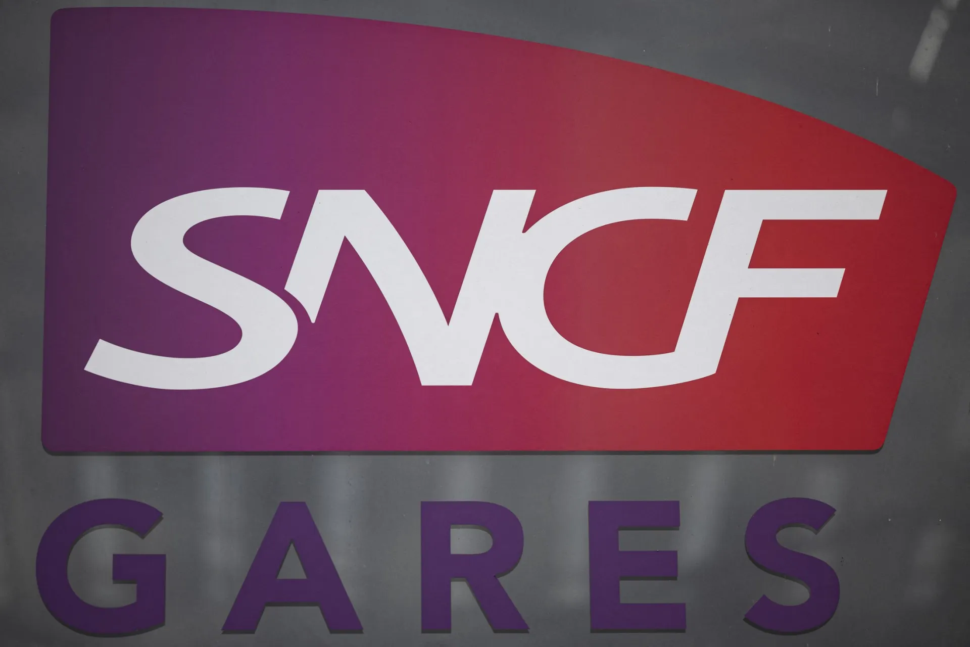 
            French rail unions announce June train strike
        