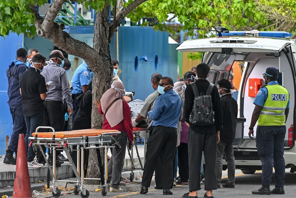 Italian divers in Maldives 'may have got lost' in cave