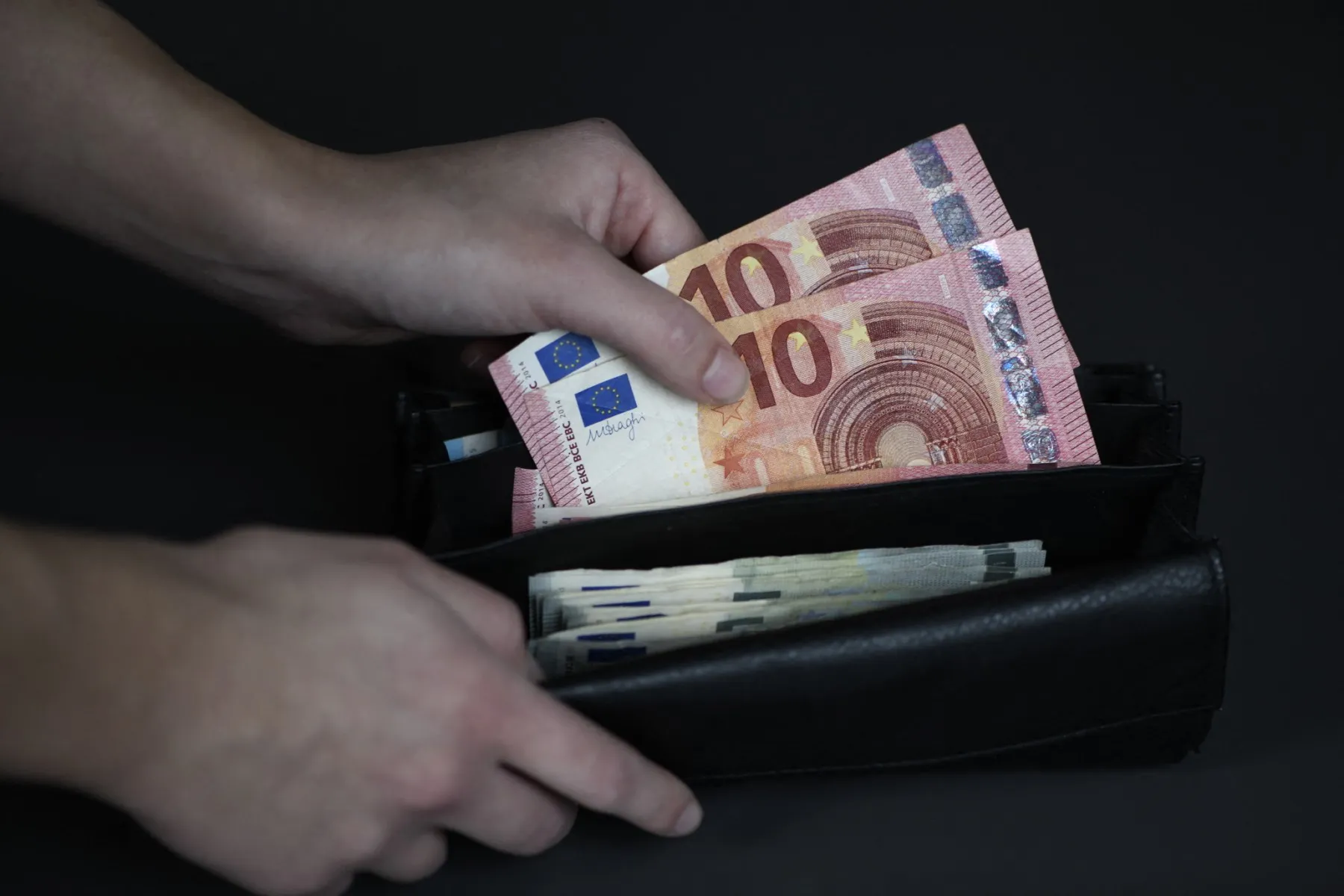 France launches new service to exchange damaged banknotes