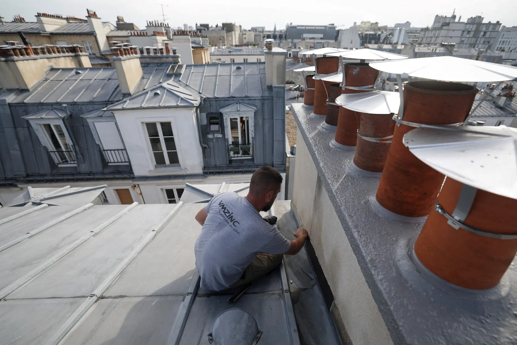 VIDEO: Why Paris' zinc rooftops are hot enough to cook a crêpe