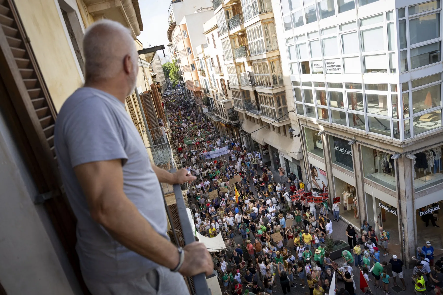 How will Spain regulate tourist flats after the end of its national registry?