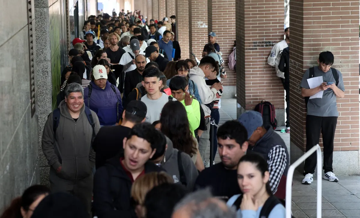 400,000 more migrants than forecast apply for Spain's residency amnesty