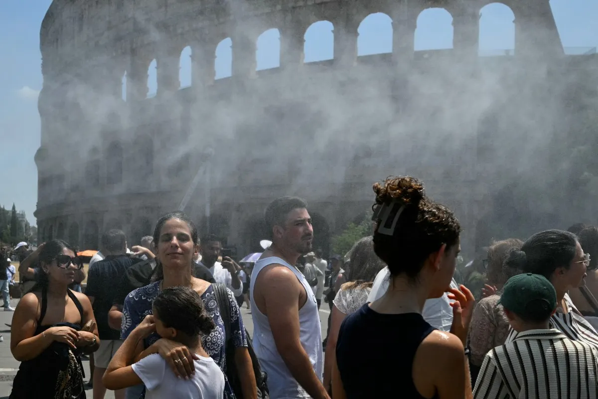 Tourists soldier on in Rome despite heatwave