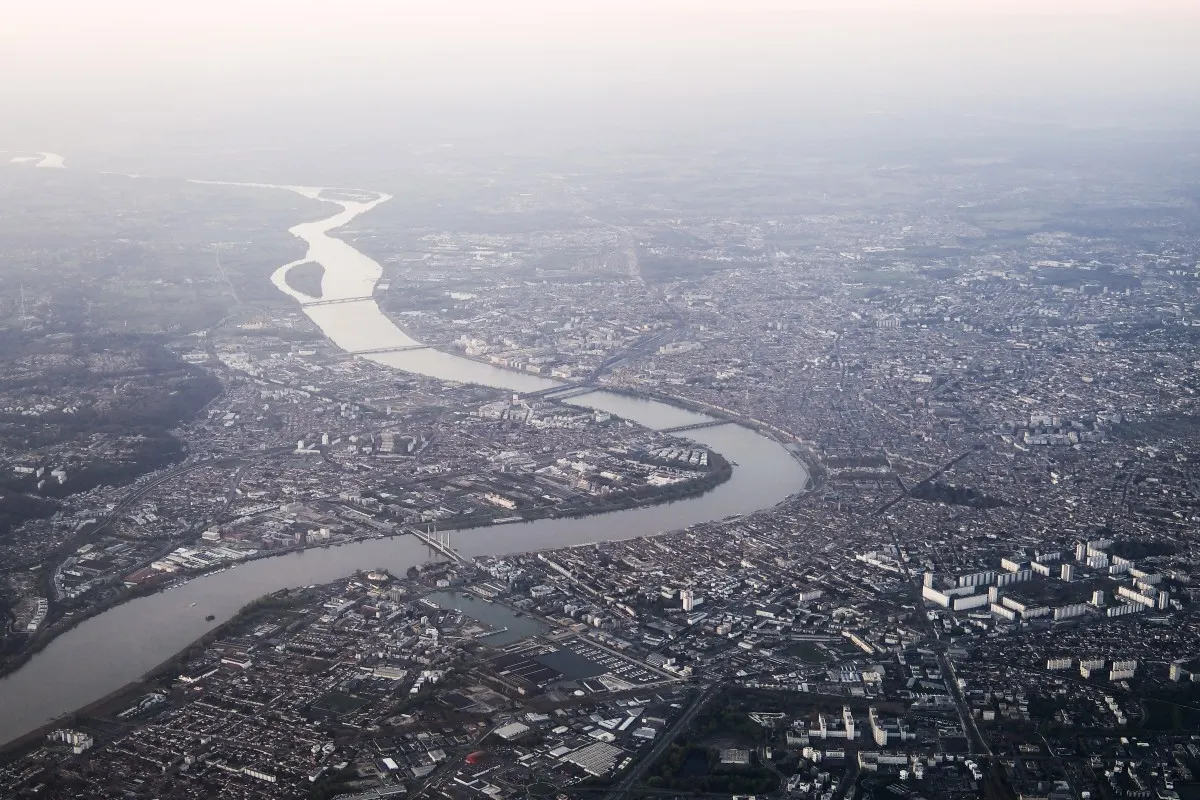 Threatened by fire, Bordeaux mayor says city is 'ready for anything'