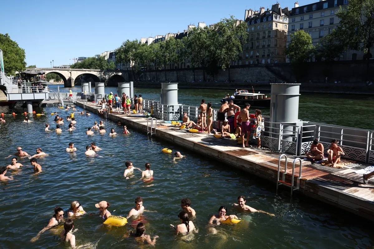 Splish-splash! Parisians and tourists soak in the Seine