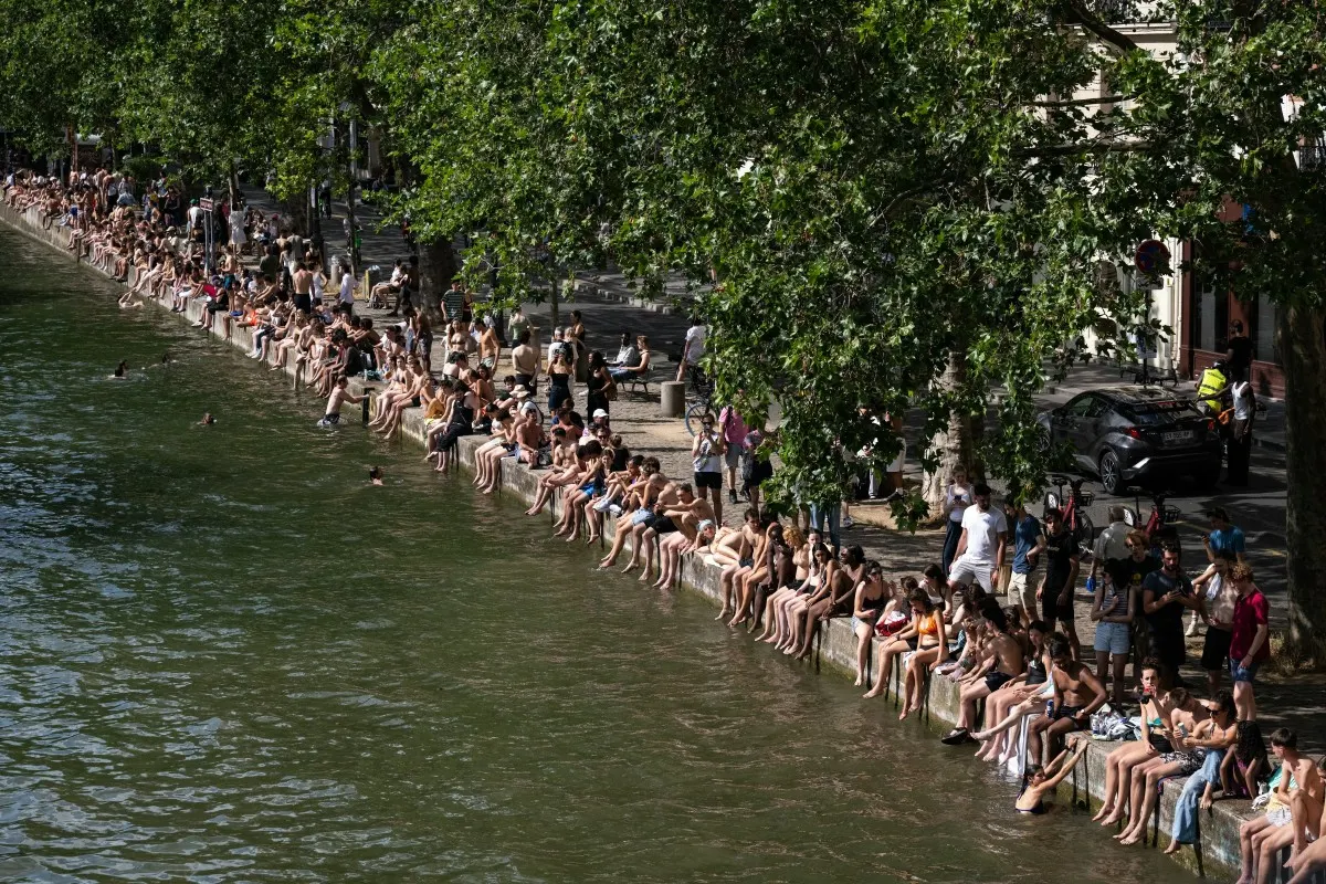 Dead body found in Paris canal popular with bathers: police
