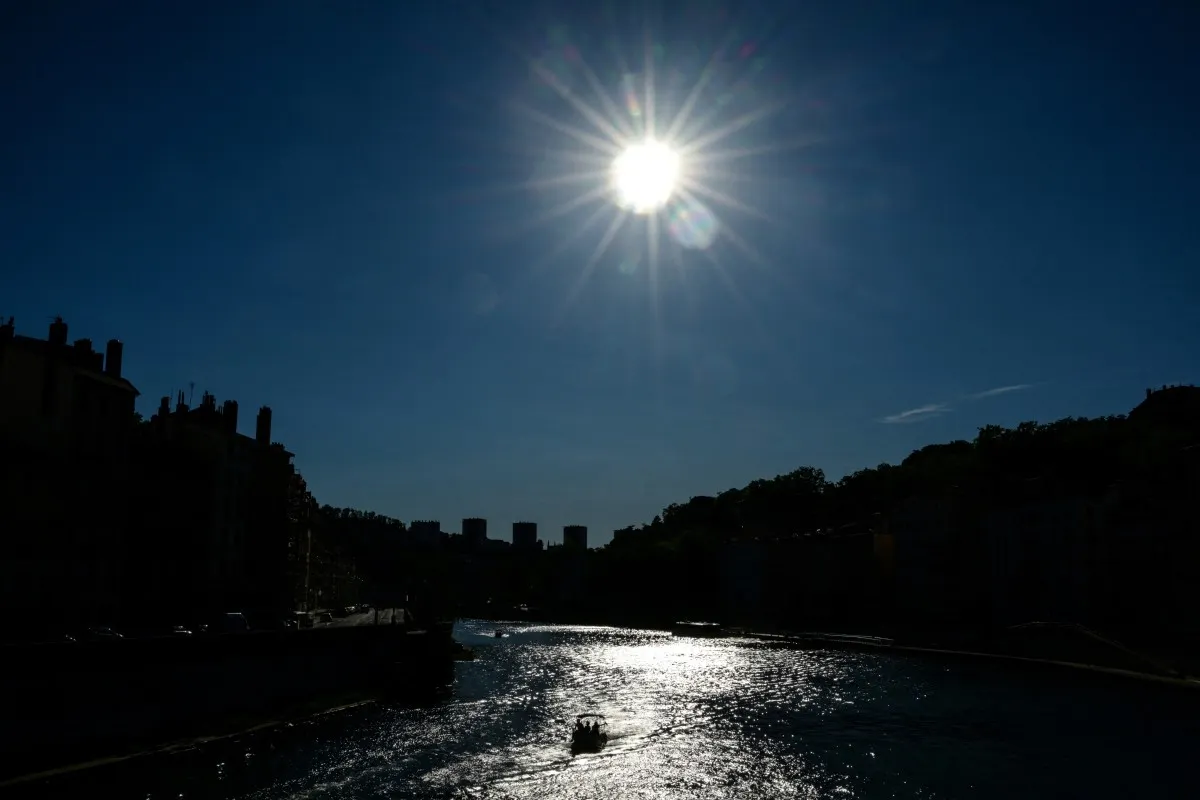 Which parts of France face the highest temperatures this weekend?