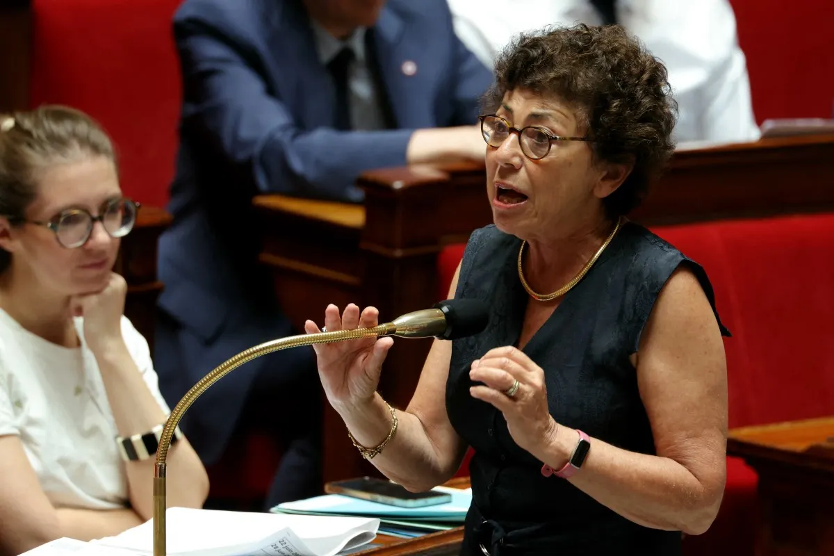 Minister to quit after French MPs vote to reintroduce ‘bee-harming pesticides’