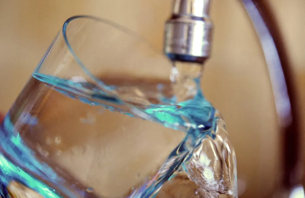 Is it safe to drink tap water in France during heatwaves?