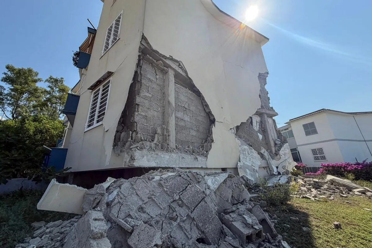 Earthquake near Italy's Naples injures 21 and damages properties