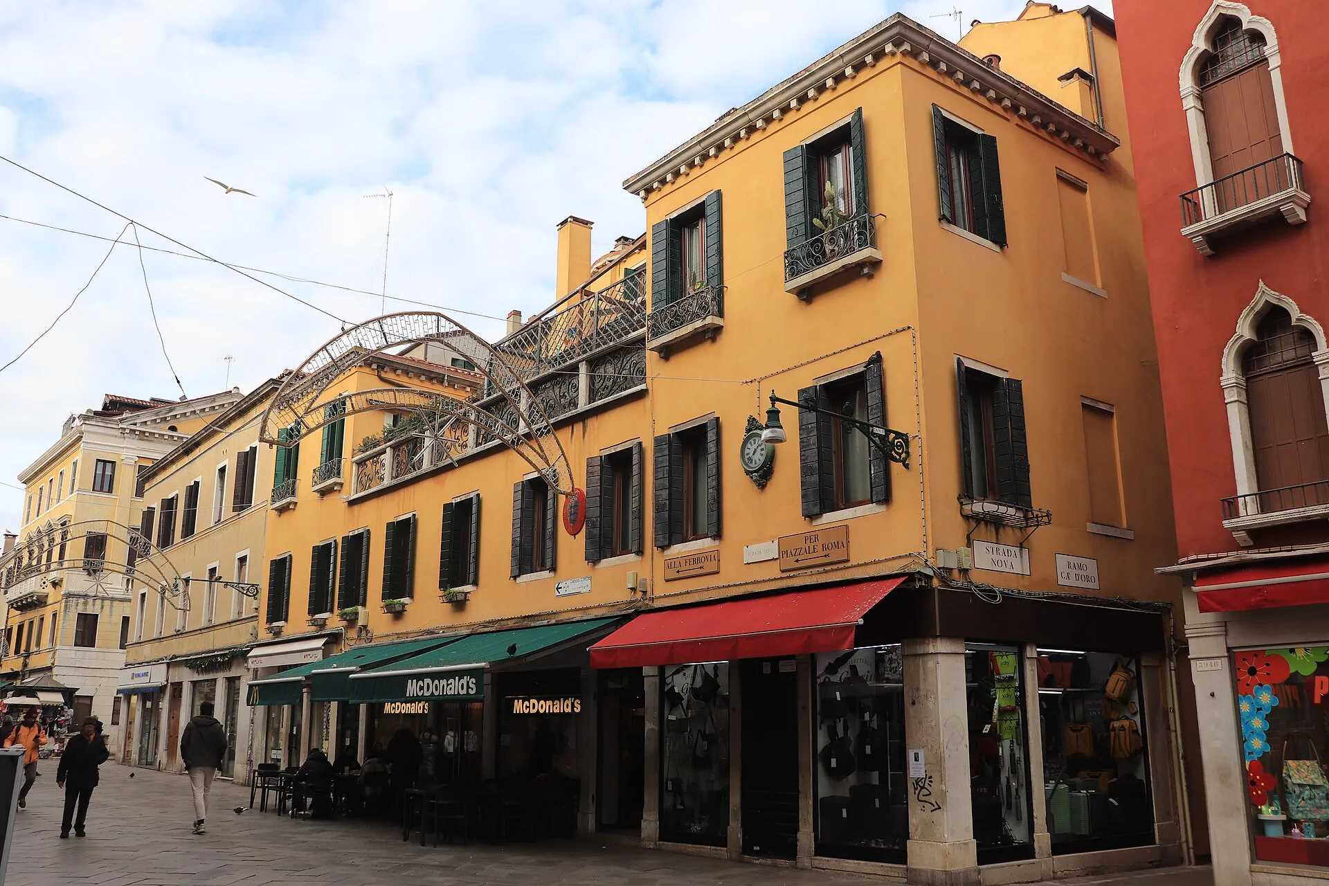 “I never would’ve guessed Italians would tolerate this”: How fast food is heading south in Italy
