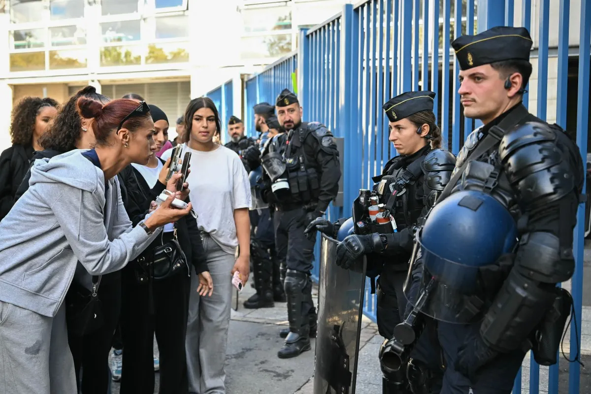 15-year-old loses hand in France protests after handling police stun grenade