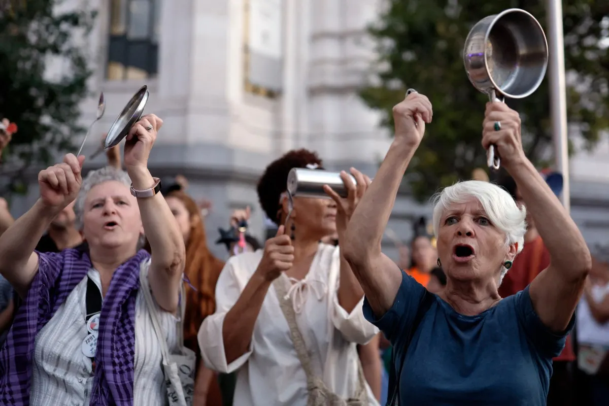 WATCH: Spaniards bang pots and pans in fresh housing protest