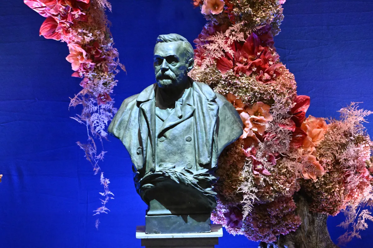 Detention and poetry: Five ways to wow friends with your Nobel Prize trivia