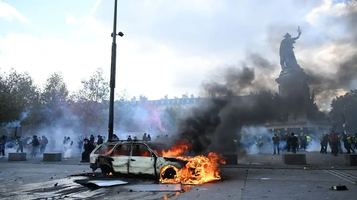 Foreign Office warns Germans in France as 'war-like' protests spread