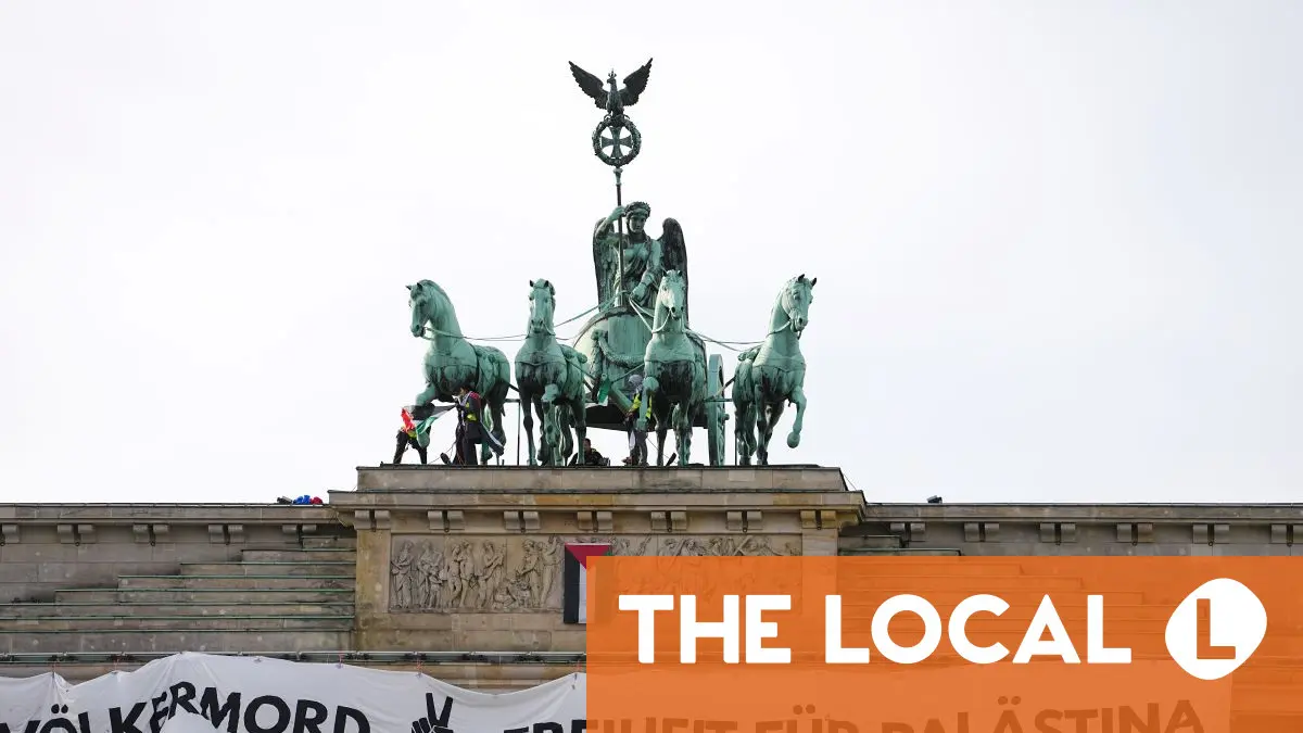 Pro-Palestinian activists use lift to scale Berlin's Brandenburg Gate