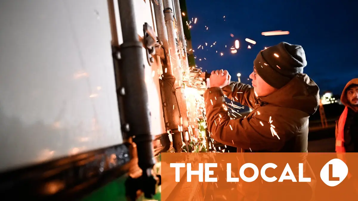 French farmers keep up protests with roadblocks and oil depot blockades