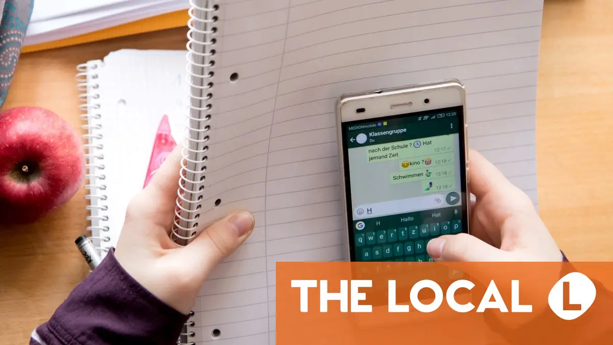 Where are smartphones banned in primary schools in Germany?