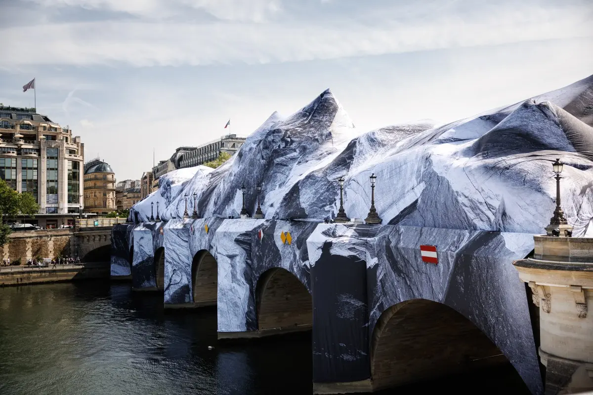 洋楽 CATIA: Sinuidade de Paris French Banksy' and Daft Punk star turn Paris bridge into Alpine cave