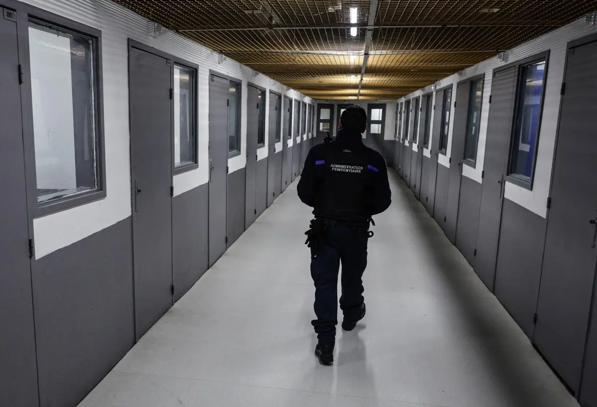 Heatwave makes conditions 'inhumane', say inmates at overcrowded Paris suburb prison