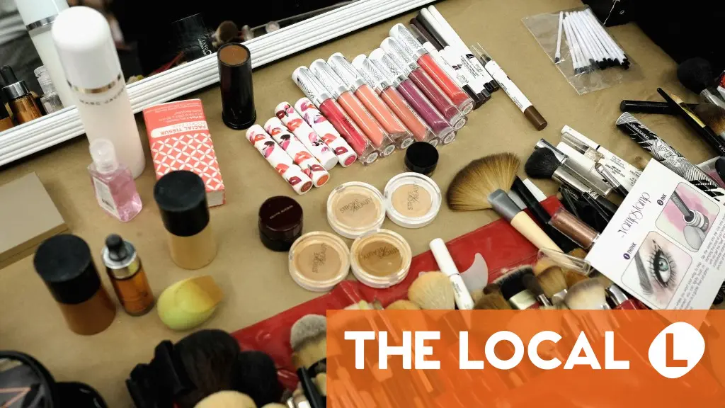 Factcheck: Is it really illegal to put on make-up on a French train?