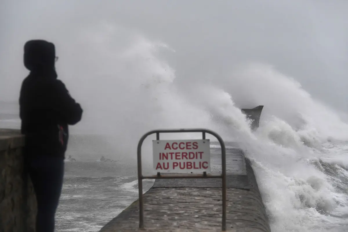 Storm warnings at 140km/h winds forecast for Brittany