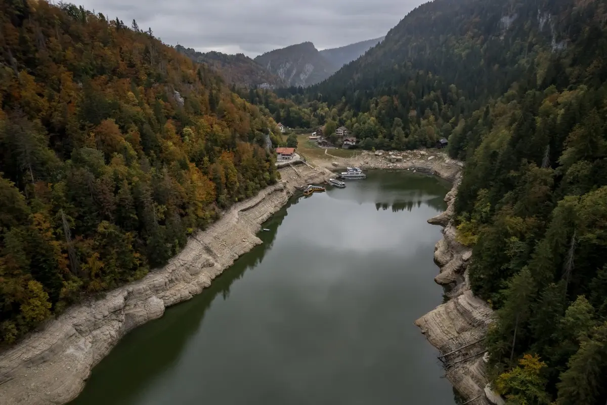 Cry for help as French-Swiss lake dries up
