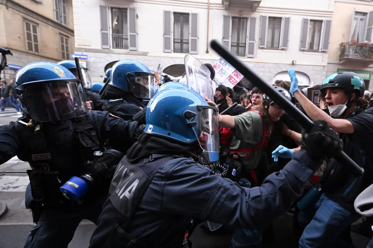 Italy to let police detain teenagers for 24 hours ahead of protests