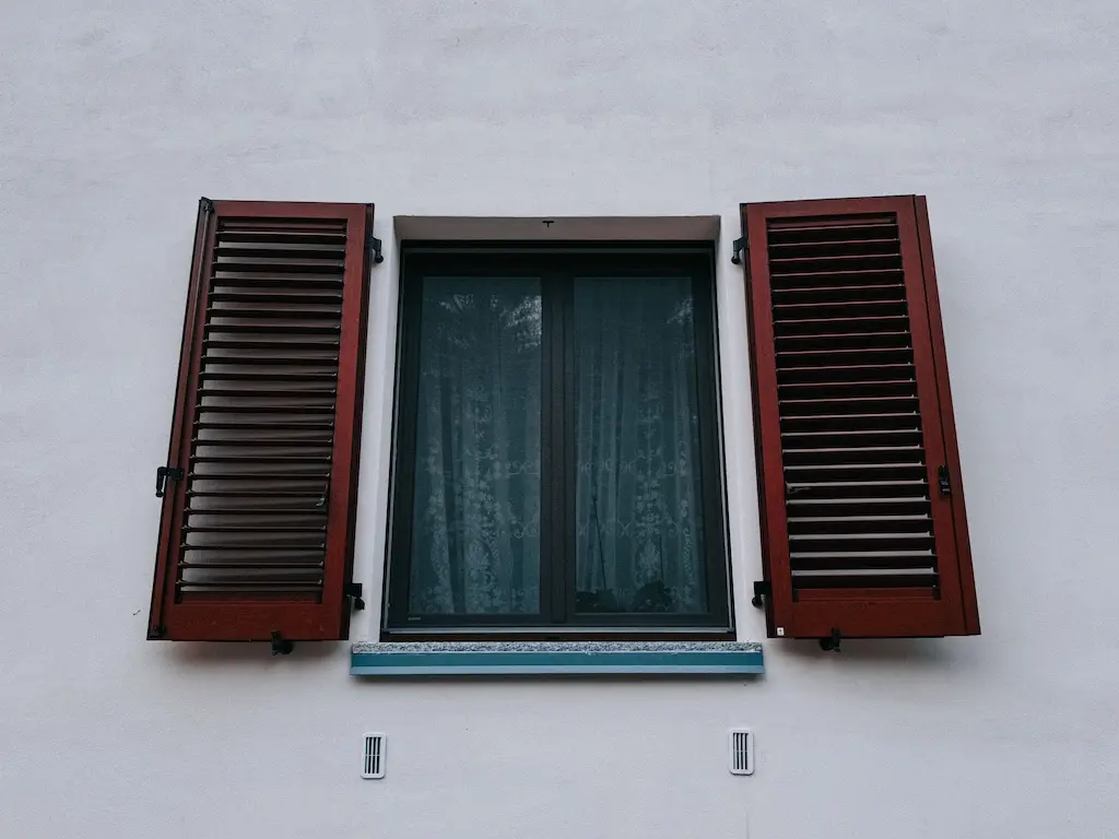 Why do homes in Spain not have mosquito screens?