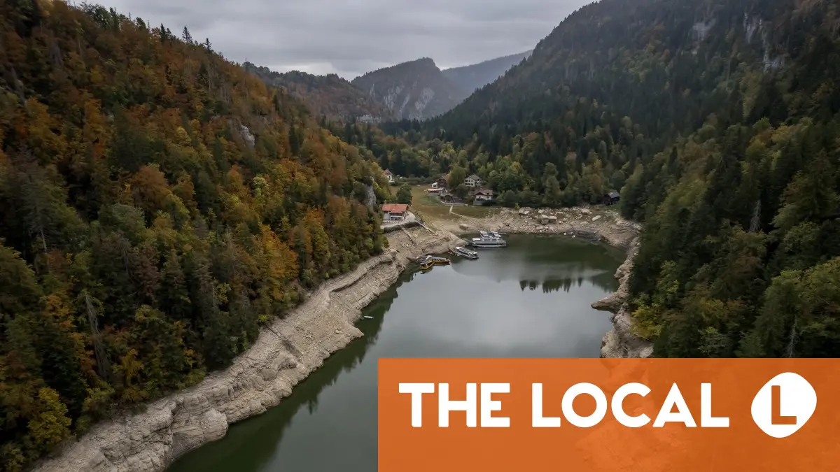
            Cry for help as French-Swiss lake dries up
        
