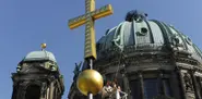 Berlin Cathedral gets new golden cross