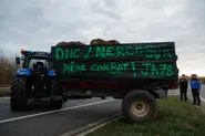 France's largest farming union threatens more protests over EU treaty