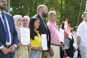 Reader question: Do I have to attend a ceremony to get Swedish citizenship?