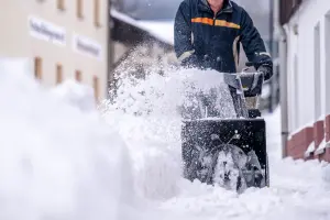 Who is responsible for clearing snow and spreading grit in Germany?