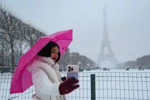 Flights cancelled and traffic blocked as snow hits Paris