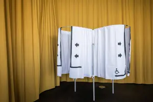 Iceland votes on whether to resume EU membership talks