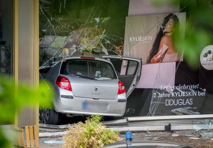 Teacher dead and school pupils injured in Berlin after car drives into crowd