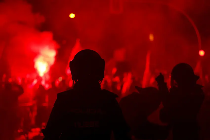 España arresta diez tras disturbios anti-migrantes