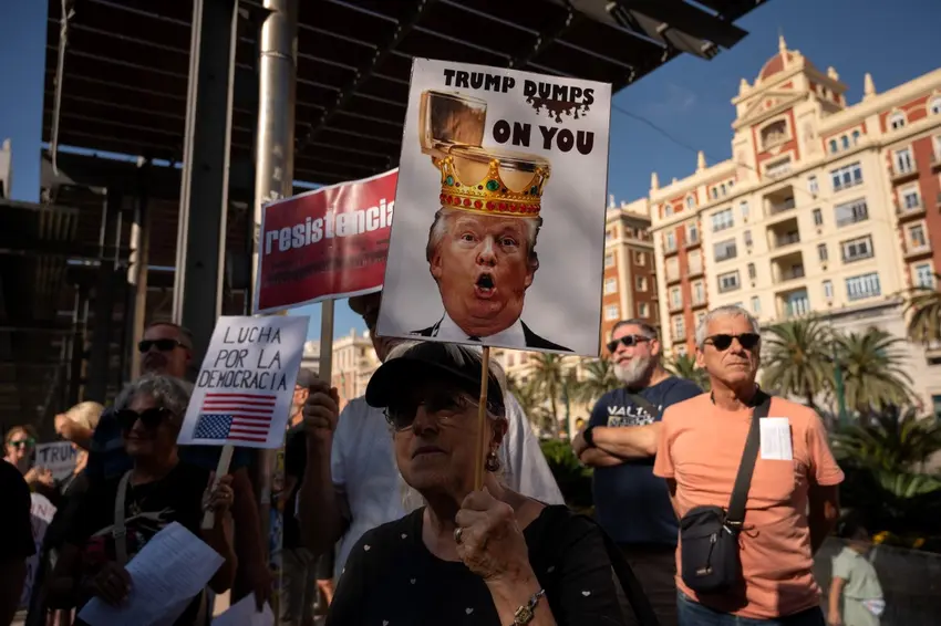 На фото: американцы в Испании критикуют Трампа на протестах «Нет королям»