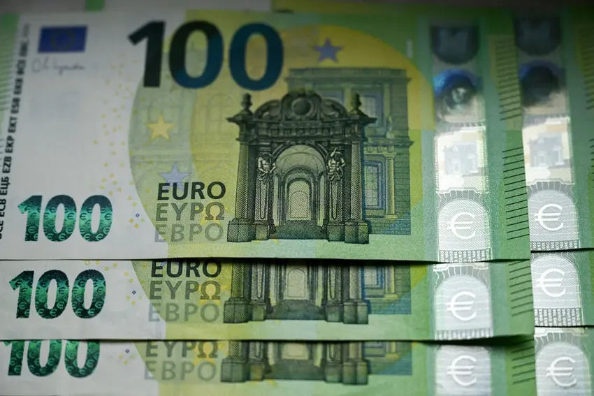 How much cash can you bring in to France?