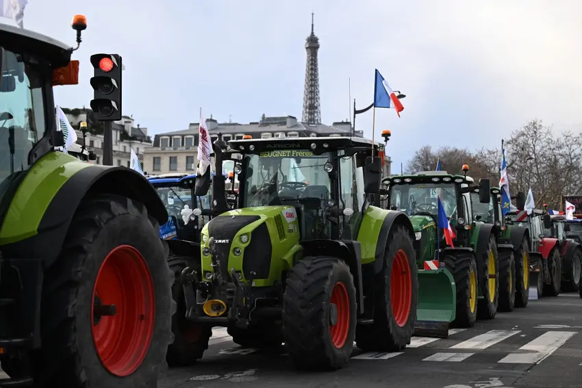 Furious farmers roll hundreds of tractors into Paris in fresh protests