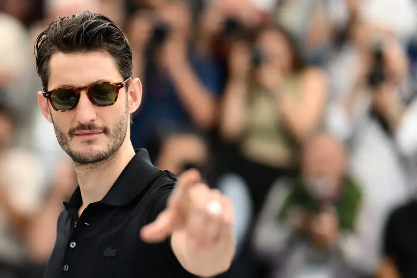 French actor sells used tissue for €100,000