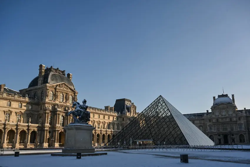Activists hang UK ex-prince's arrest photo in the Louvre