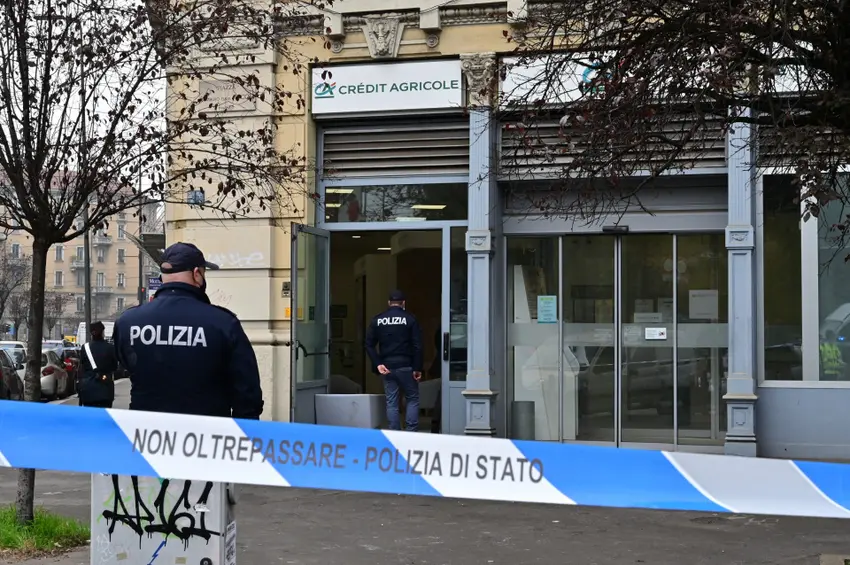 Bank robbers in Naples hold 25 people hostage