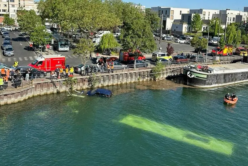 Four rescued after bus plunges into Seine near Paris