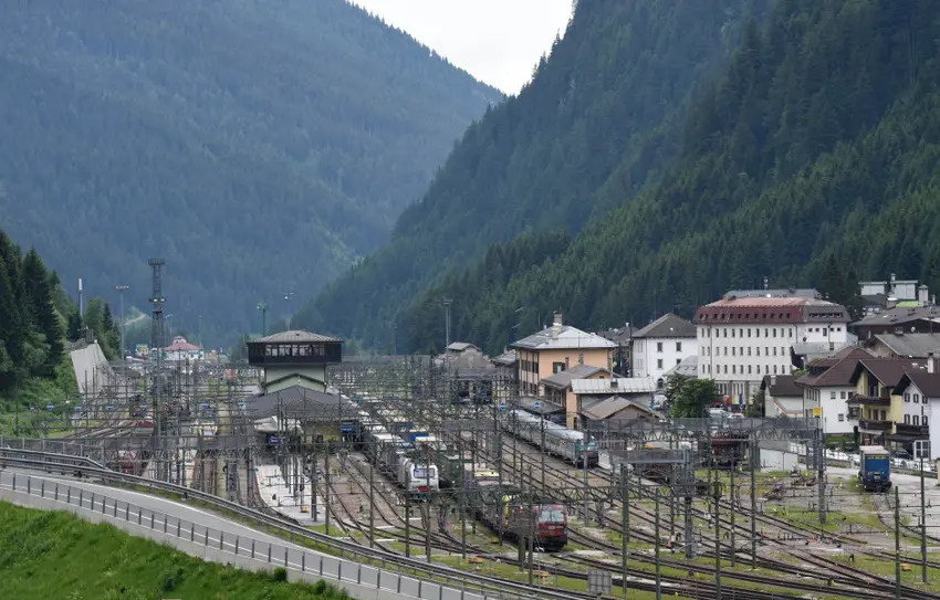 Austrian protest shuts key European highway