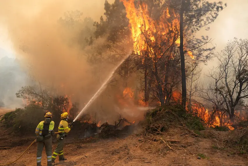 Spain battles new blaze as 15,000 evacuated in Valencia