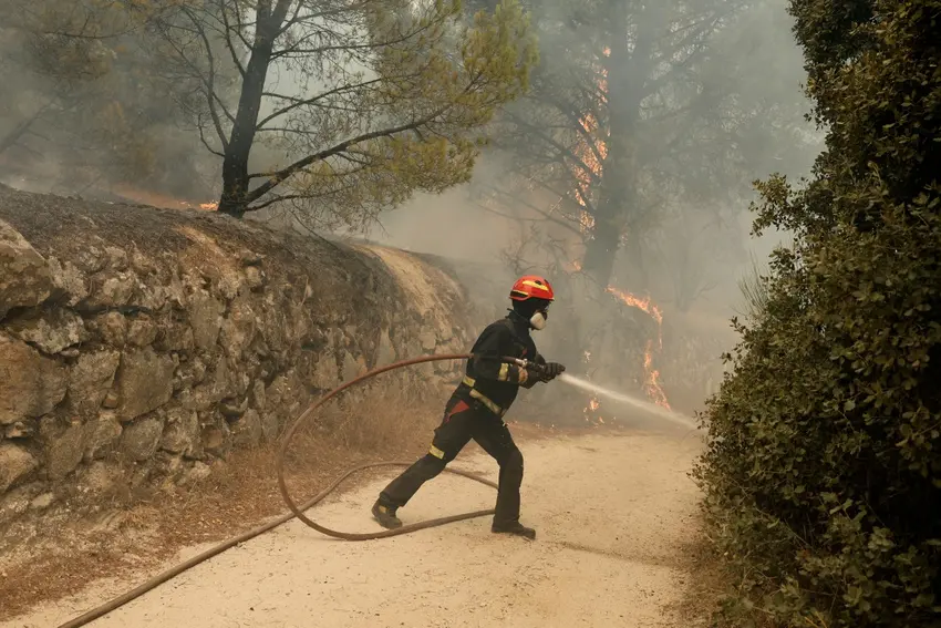Spain faces 'decisive' two days to contain wildfires as new heatwave looms