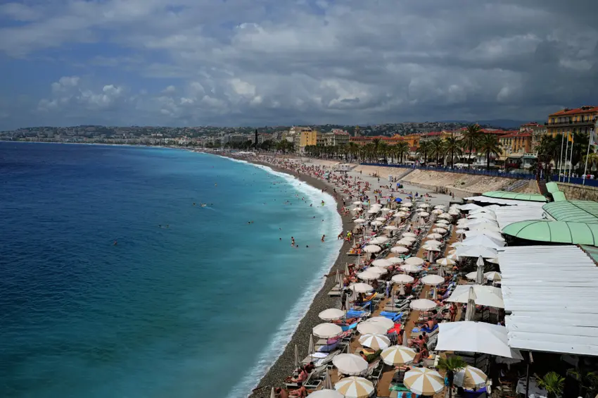 What are the rules on booking a sun lounger on a French beach?